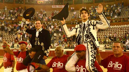 CARTAGENA DE INDIAS, ANDRES CHICA Y SEBASTIAN CASTELLA, SALIERON A HOMBROS, DOS OREJAS CADA UNO.  